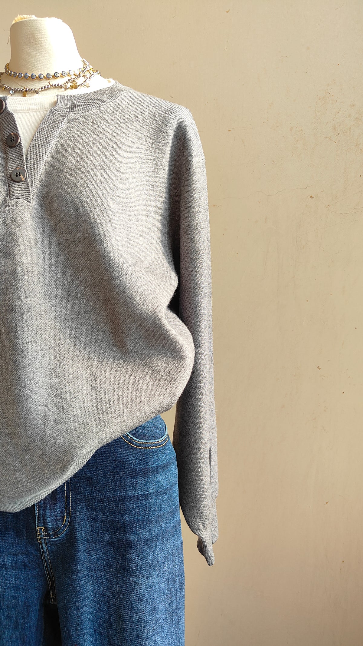 Maglia Isaline – Scollo con Bottoni