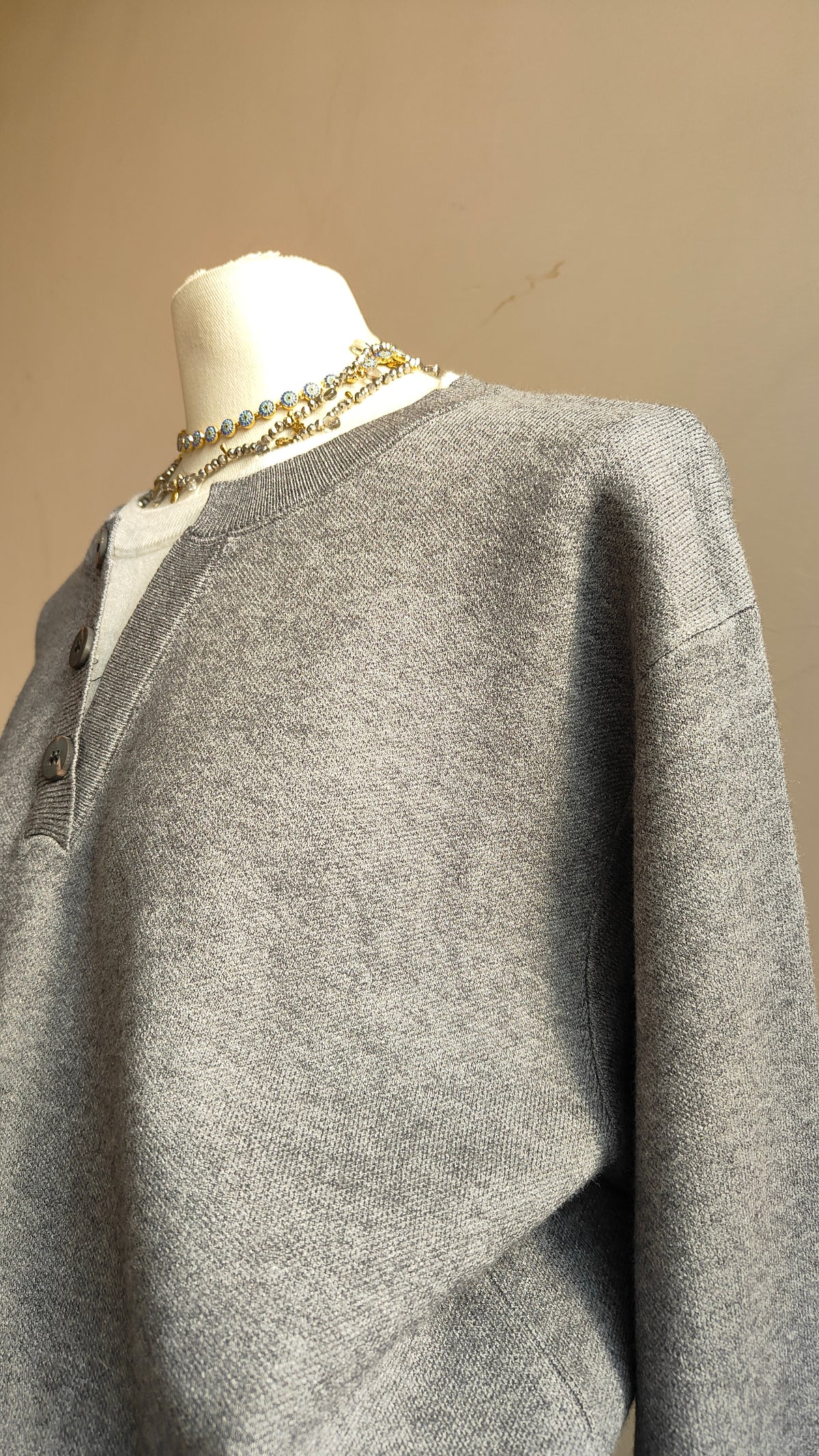 Maglia Isaline – Scollo con Bottoni