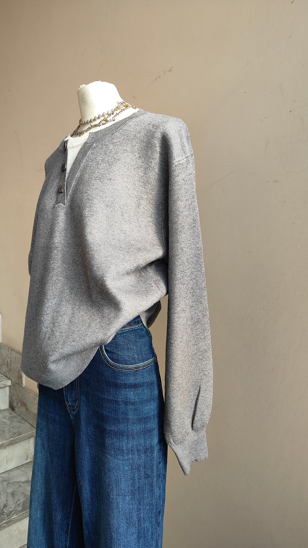 Maglia Isaline – Scollo con Bottoni