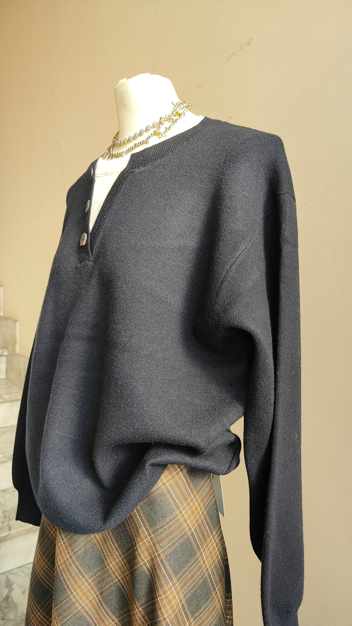 Maglia Isaline – Scollo con Bottoni