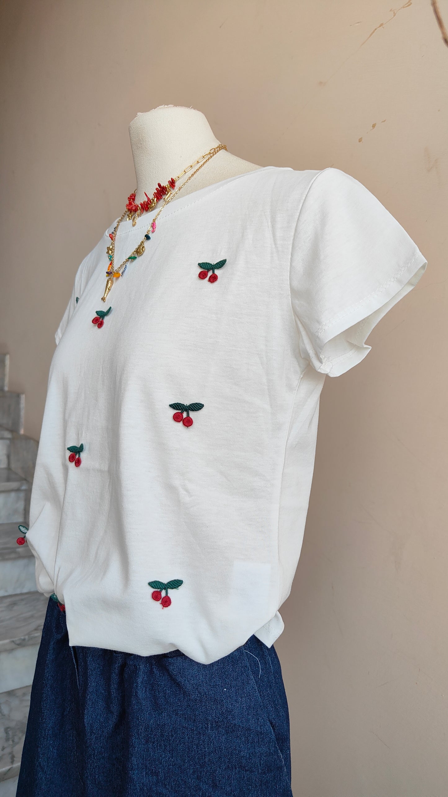 T-shirt Ciliegie Ricamate